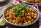 Chana Masala serverad med koriander och rika kryddor