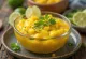 Sötsur sås med mango och lime serverad