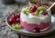 Probiotisk yoghurtdryck med kiwi och körsbär i glas