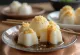 Kuzumochi serverad med kuromitsusås, med rostade sesamfrön