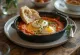 Aptitretande tomatsås serverad med ägg.