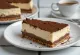 Tiramisu-cheesecake dekorerad med kakaopulver