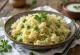 Pulao med gröna ärtor, kryddigt ris serverat med färsk koriander