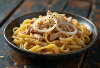 Beshbarmak med kyckling serverad med rikligt med grönsaker