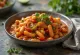 Gigantes plaki med het chili, serverad med persilja och färskt bröd