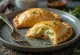 Empanadas med mozzarella och vitlök serverad