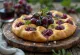 Focaccia med vindruvor och rosmarin serverad