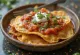Chilaquiles con salsa de chipotle – med röd sås, krispiga tortillabitar, riven ost och gräddfil