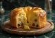 Gyllenbrun panettone med citron och russin, gräddad i pappersform
