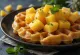 Tropisk fruktvåffla serverad med färsk mango och ananas