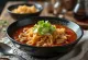 Yukgaejang med stekt ris, serverad med nötkött, chili och koriander