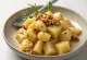 Gnocchi med gröna äpplen och karamelliserade valnötter serverad