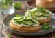 Bagel med gurka och färskost, garnerad med färsk dill