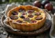 Färsk, gyllenbrun Clafoutis med fikon, serverad