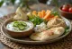Fräsch mezetallrik serverad med tzatziki, hummus, fetaost och grönsaker
