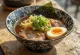 Asahikawa ramen med fisk- och fläskbuljong, chashu-kött och ägg