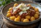 Gnocchi med bolognesesås serverad på tallrik