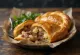Cornish pasty med rökt kött, färsk deg och rik fyllning