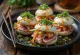 Bao bun med tonfisk tataki serverad