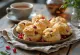 Scones med granatäpple serverad