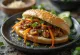 Gyros i asiatisk stil serverad i bao bun med teriyakikyckling och syrade grönsaker